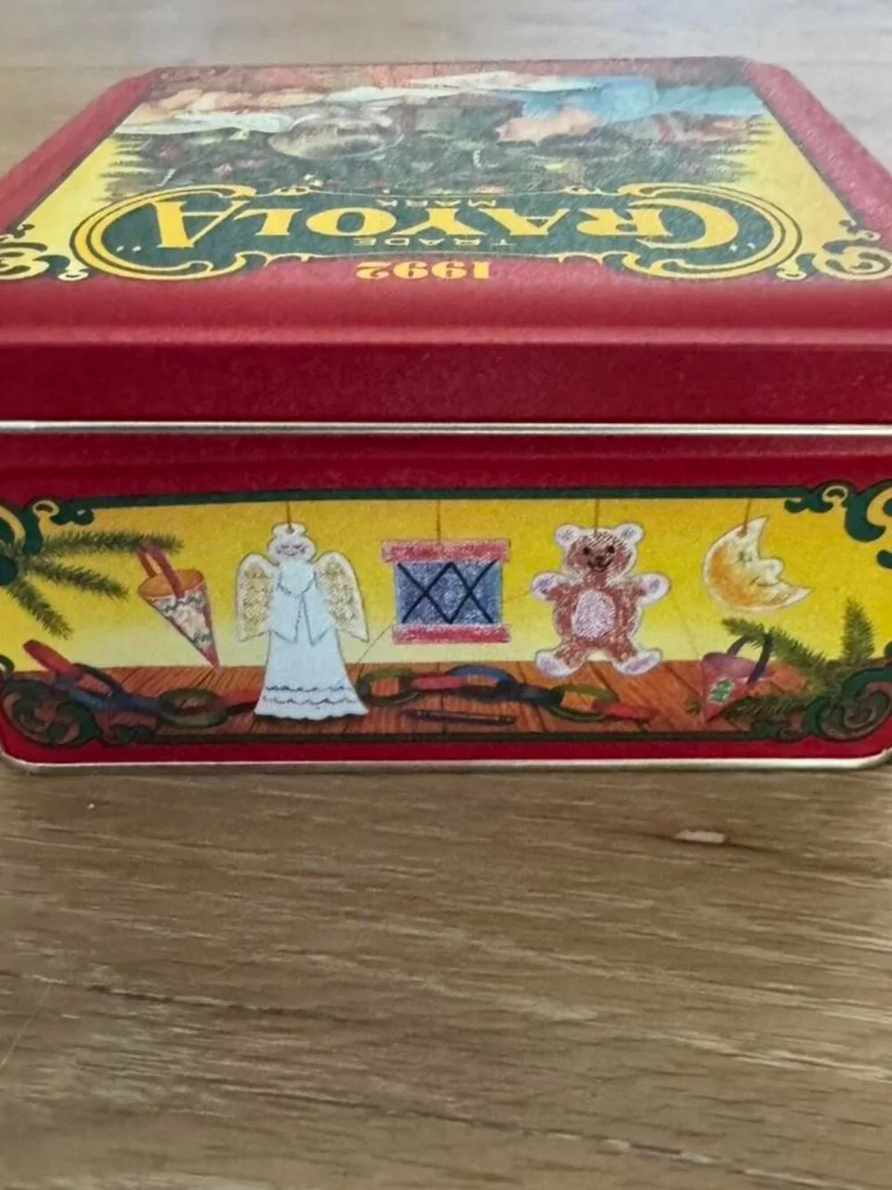 ✨❤️Vintage Collectible 1992 Crayola Christmas Holiday Metal Storage Tin